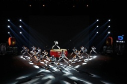 Robot hình người làm MC, khoe vũ đạo chuyên nghiệp trên sân khấu lớn