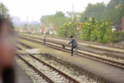 Clip: Băng qua đường sắt trước mũi tàu, người đàn ông thoát nạn trong...