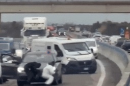 Video nóng: Cướp có vũ khí hạng nặng, phục kích nổ tung xe chở tiền trên đường cao tốc