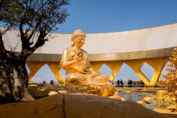 Tượng Phật Câu Na Hàm Mâu Ni trên núi Bà Đen được chế tác đặc biệt như nào?