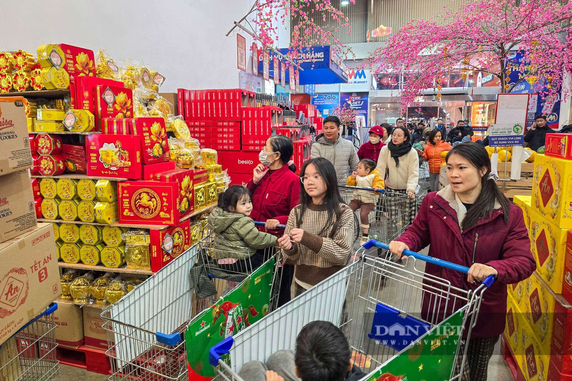 Những chiếc xe đẩy đầy ắp hàng hóa di chuyển khó khăn trong siêu thị.