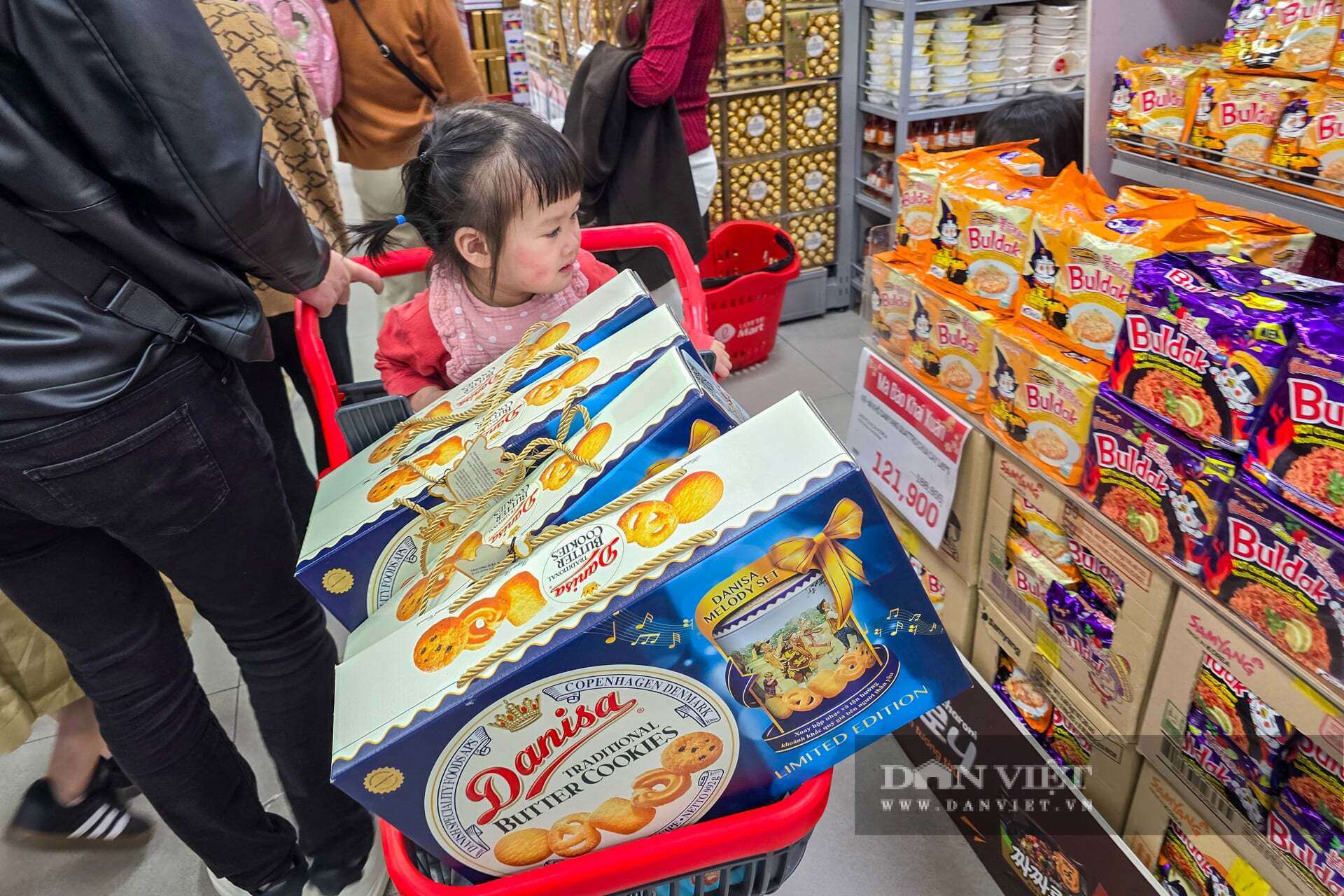 Những chiếc xe đẩy đầy ắp hàng hóa di chuyển khó khăn trong siêu thị.