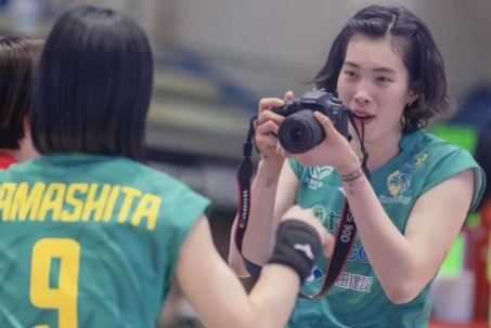 Chân dài Thanh Thúy khuynh đảo bóng chuyền Nhật, trổ tài làm... nhiếp ảnh gia