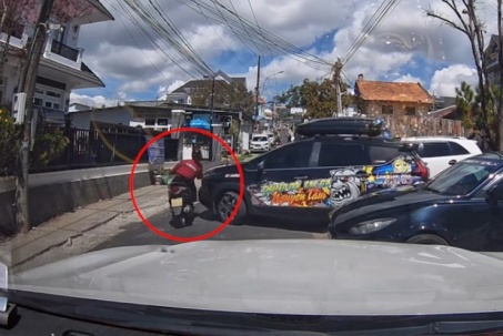Clip: Thót tim cô gái bị hất văng vào tường rào khi vượt đầu ô tô rời chỗ đỗ