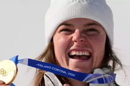 Huy chương Olympic mùa đông 2026 liên tục sứt mẻ, thậm chí vỡ làm đôi ngay khi được trao