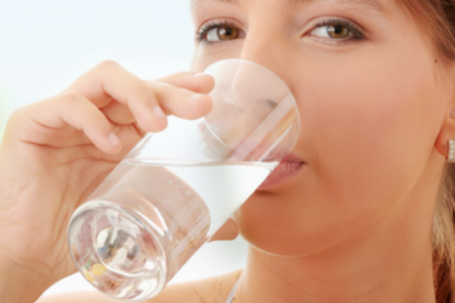 Dịp Tết, dù bận cũng đừng quên uống nước khi thức dậy vì 5 lý do này