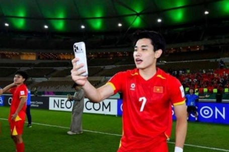 Nguyễn Đình Bắc tặng 3 chiếc áo, 1 bức tranh để giúp bà con nghèo