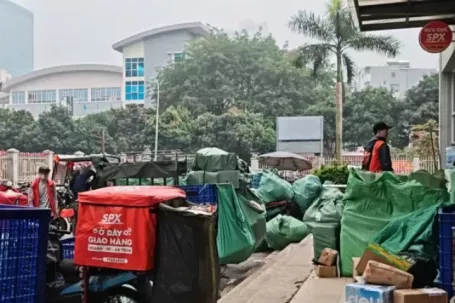 Mua sắm online bùng nổ dịp Tết, shipper quá tải