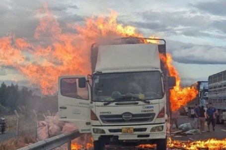 Xe tải bốc cháy dữ dội trên tuyến cao tốc Vĩnh Hảo – Phan Thiết