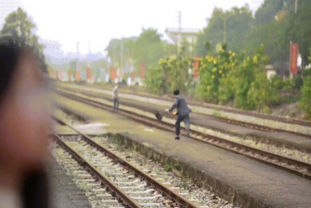 Clip: Băng qua đường sắt trước mũi tàu, người đàn ông thoát nạn trong gang tấc