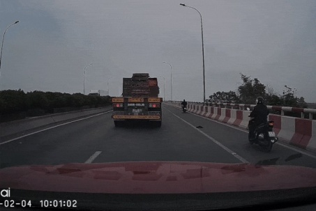 Xe đầu kéo vượt ẩu tông ô tô con xoay 180 độ, văng vào thành cầu