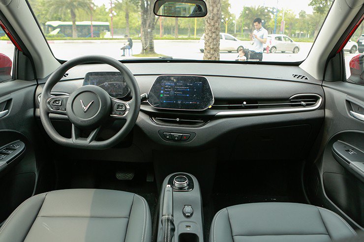VinFast VF 5 sở hữu khoang cabin khá đồng điệu với khu vực bên ngoài với triết lý tối giản.