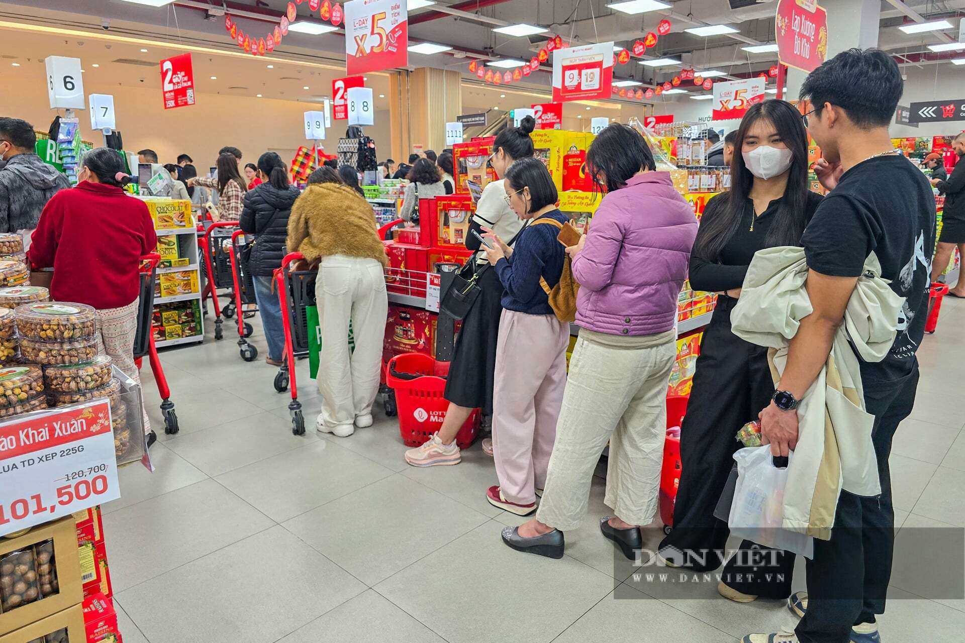 Dòng người xếp hàng rồng rắn, kiên nhẫn nhích từng chút một chờ đến lượt "tính tiền" là hình ảnh quen thuộc tại đây trong những ngày cận Tết. Bà Vũ Thị Nụ (phường Cầu Giấy) nói: "Tôi tranh thủ ngày cuối tuần đi mua sắm Tết. Vào chọn đồ thì nhanh mà ra thanh toán thì lâu quá. Đứng xếp hàng hơn 30 phút rồi mới đến lượt thanh toán. Biết là Tết thì đông nhưng chờ đợi thế này oải quá".