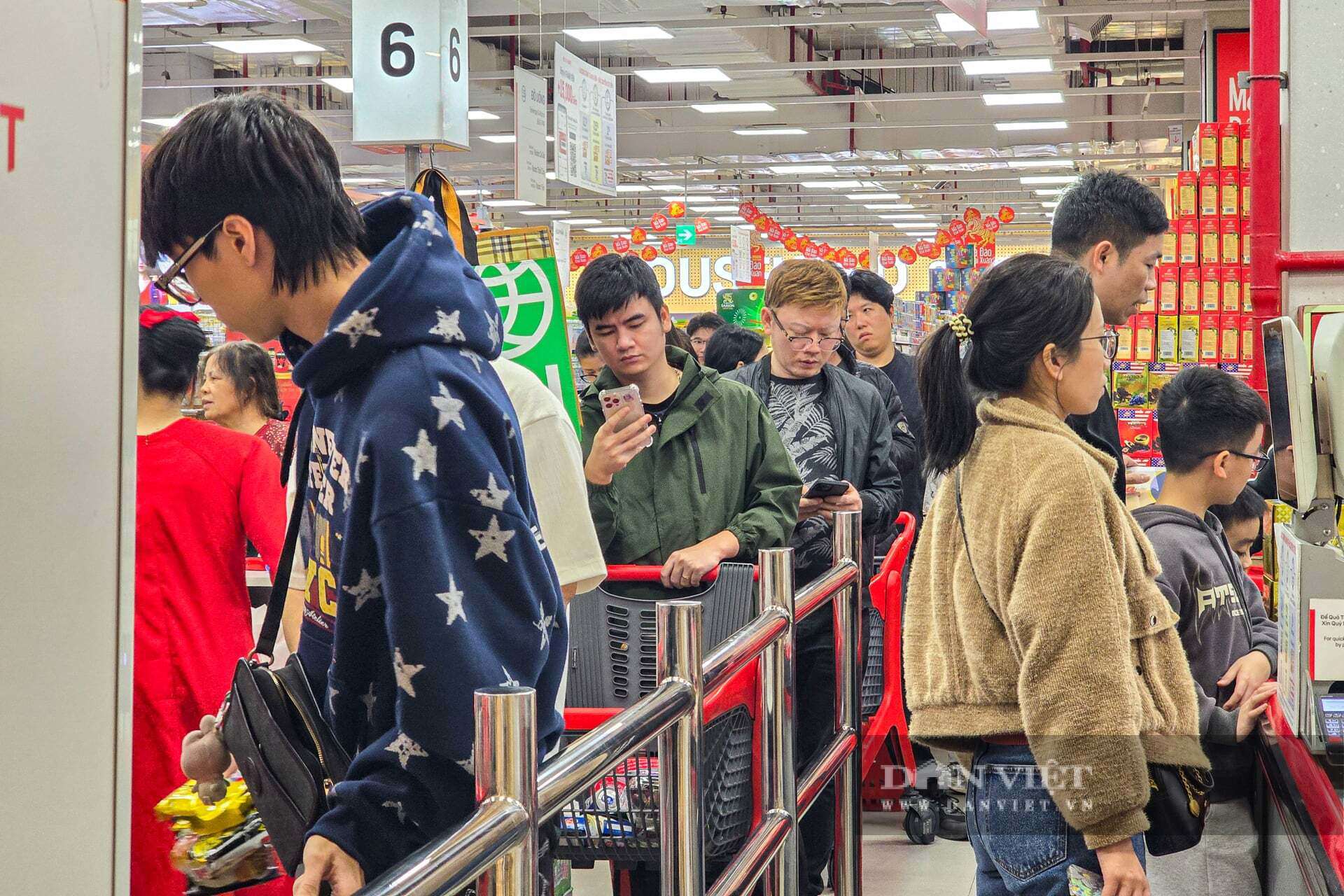 Dòng người xếp hàng rồng rắn, kiên nhẫn nhích từng chút một chờ đến lượt "tính tiền" là hình ảnh quen thuộc tại đây trong những ngày cận Tết. Bà Vũ Thị Nụ (phường Cầu Giấy) nói: "Tôi tranh thủ ngày cuối tuần đi mua sắm Tết. Vào chọn đồ thì nhanh mà ra thanh toán thì lâu quá. Đứng xếp hàng hơn 30 phút rồi mới đến lượt thanh toán. Biết là Tết thì đông nhưng chờ đợi thế này oải quá".