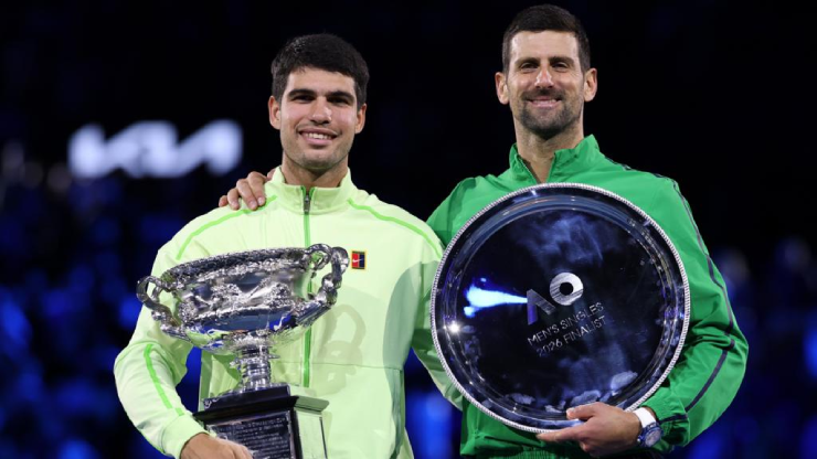 Djokovic (bên phải) và pháo đài "bất khả xâm phạm" ở chung kết Australian Open cuối cùng cũng bị Alcaraz (bên trái) kéo đổ