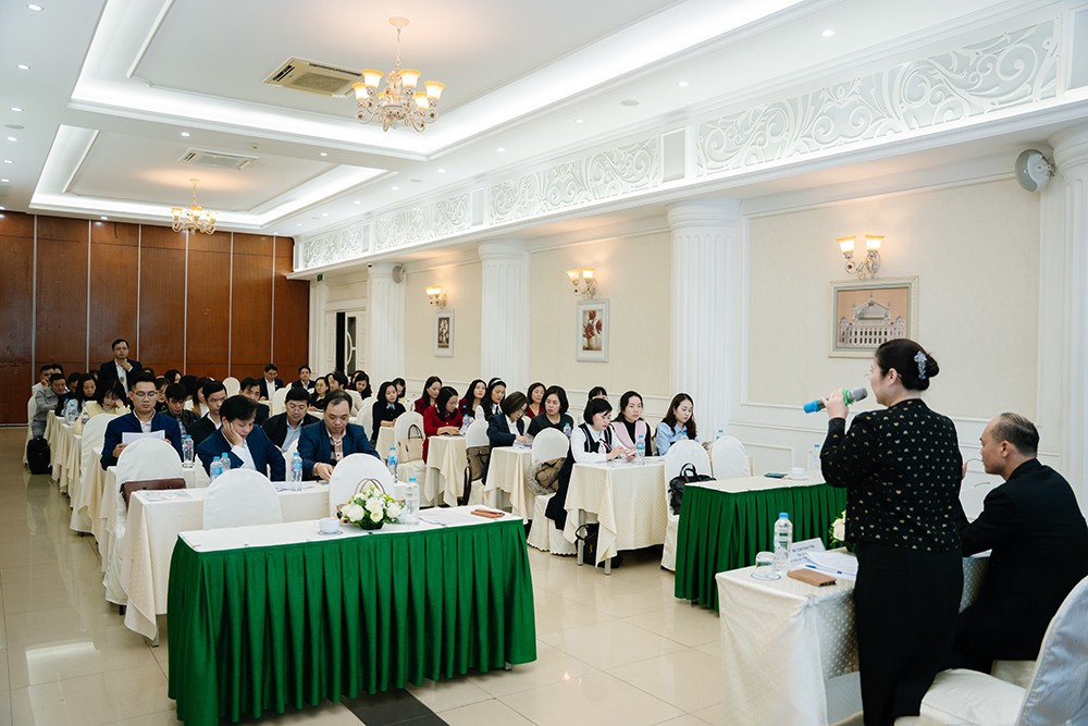 PGS. TS. Trịnh Hoài Thu tiếp nhận&nbsp;ý kiến đóng góp từ các đại biểu