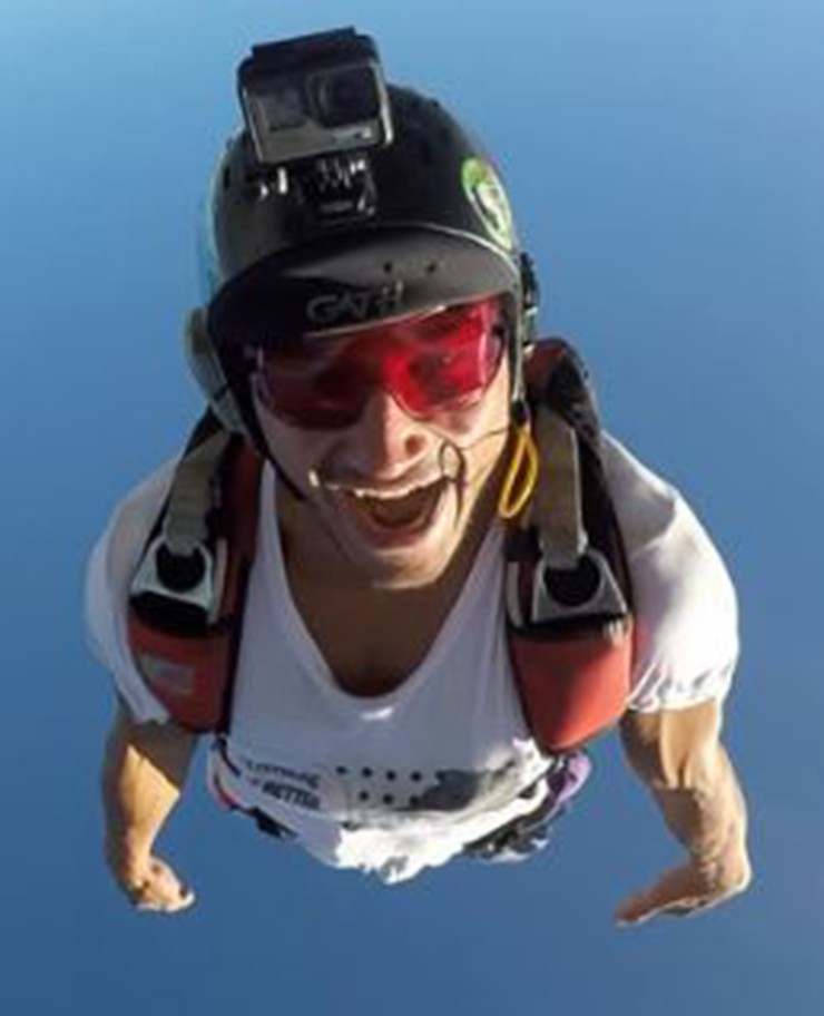 Dù của&nbsp;Pierre Wolnik không bung