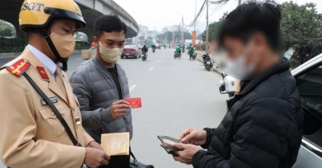 Cảnh sát hóa trang thành khách về quê xử lý xe ...