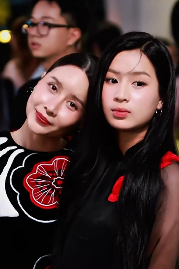 Mina - con gái đầu lòng của Lưu Hương Giang và Hồ Hoài Anh khi xuất hiện cùng mẹ đã khiến khán giả chú ý. Ở tuổi 14 Mina gây ấn tượng với vẻ đẹp nữ tính.&nbsp;