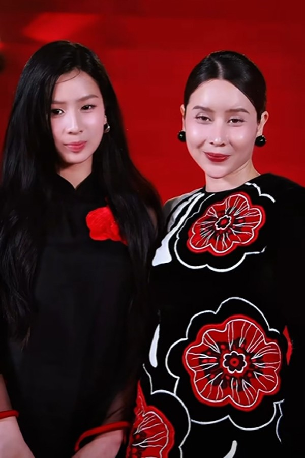 Mina - con gái đầu lòng của Lưu Hương Giang và Hồ Hoài Anh khi xuất hiện cùng mẹ đã khiến khán giả chú ý. Ở tuổi 14 Mina gây ấn tượng với vẻ đẹp nữ tính.&nbsp;