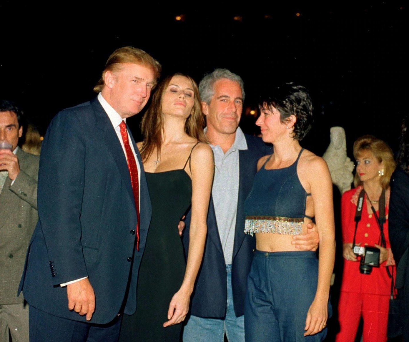 Jeffrey Epstein chụp ảnh cùng Tổng thống Mỹ Donald Trump, cựu tổng thống Bill Clinton và nhiều nhân vật quyền lực.