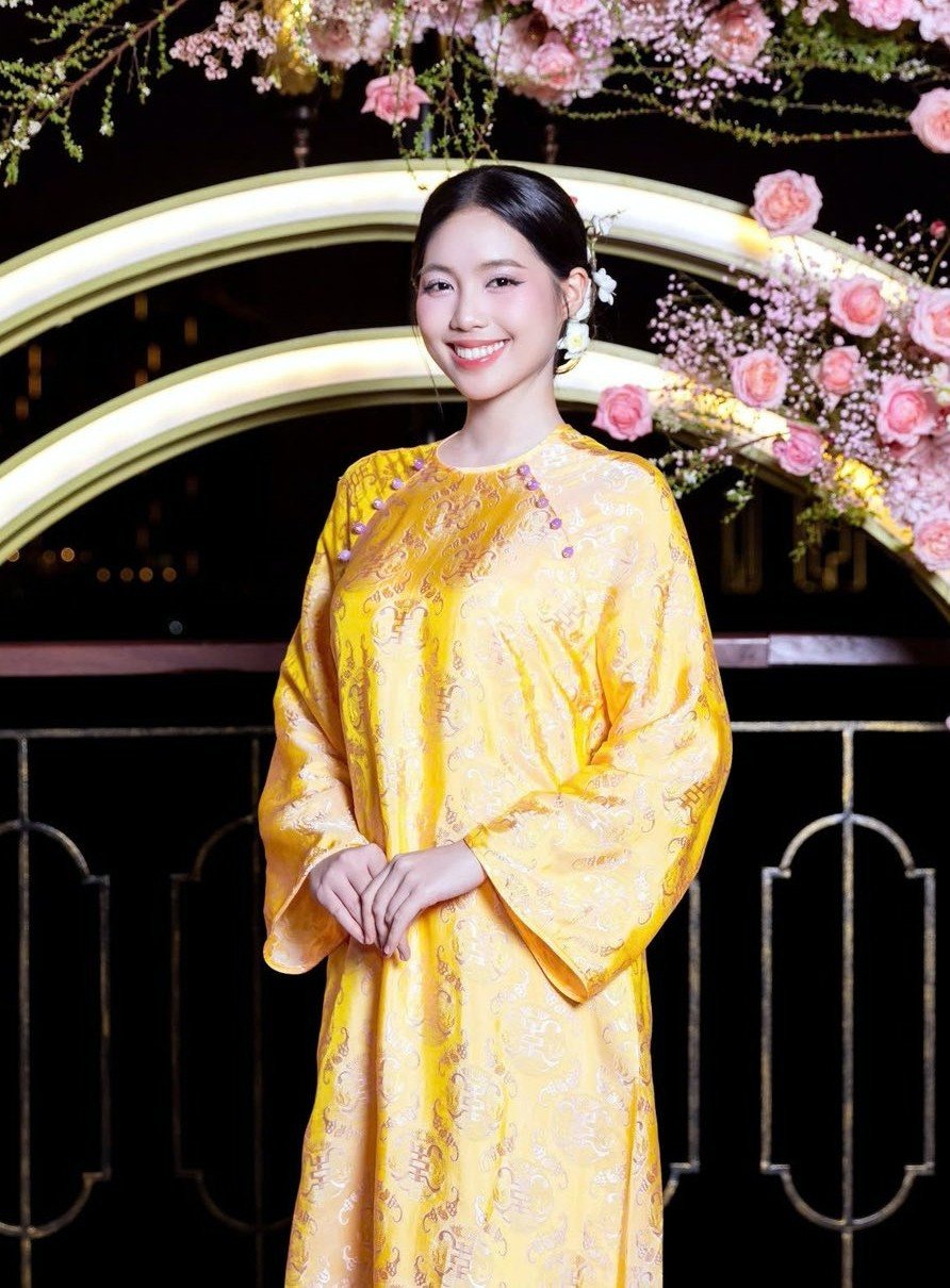 Top 3 Hoa hậu Việt Nam 2024 thướt tha cùng áo dài đón Tết Bính Ngọ 2026 - 7