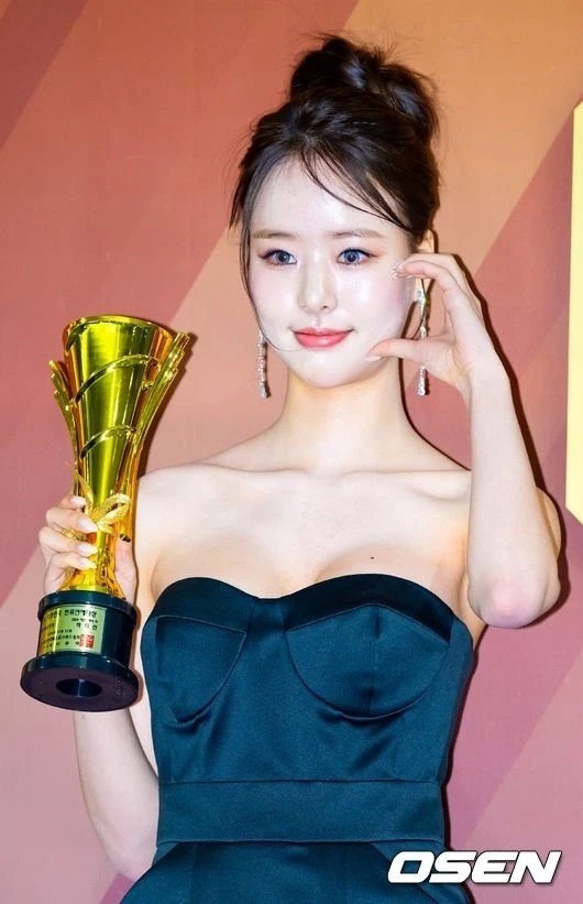 Mới đây, thư thông báo trúng tuyển của Hee Sun cho chương trình trao đổi sinh viên tại 2 trường top đầu Hàn Quốc bất ngờ được tiết lộ. Trong thư, Hee Sun được trúng tuyển ở hai trường top đầu ở Hàn là Seoul National University (SNU) và Yonsei University. Đặc biệt, bảng điểm FULL A của Hee Sun tại trường ở Carnegie Mellon University ở Mỹ có điểm GPA tuyệt đối là 4.0/4.0.