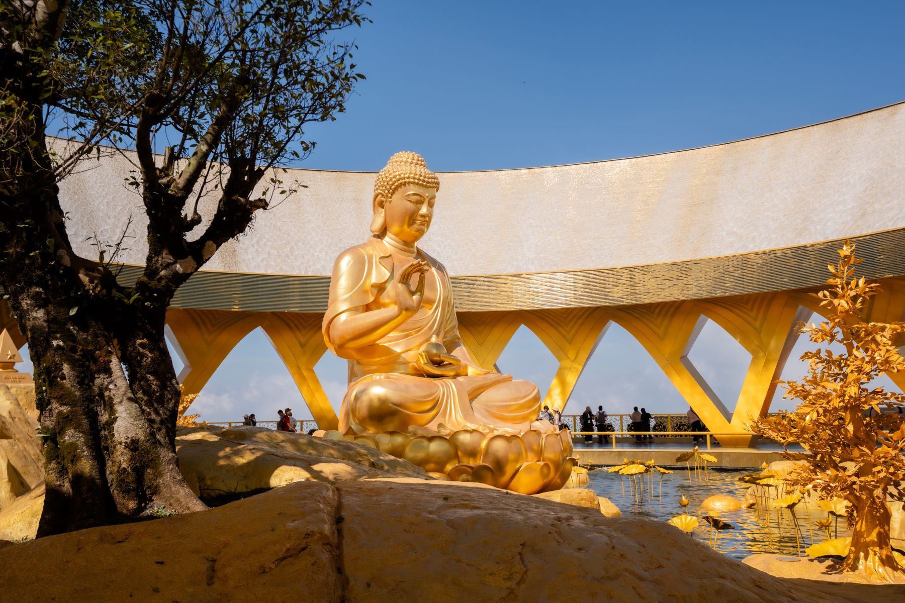 Tôn tượng Đức Phật Câu Na Hàm Mâu Ni linh thiêng trên đỉnh núi Bà, Tây Ninh. (Ảnh: Sun World Ba Den Mountain)