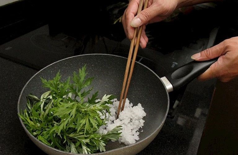 Chườm nóng bằng ngải cứu và muối nóng giúp giảm sưng đau