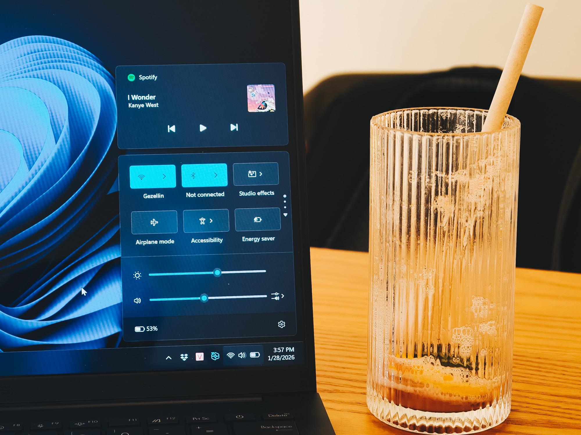Cốc nước đã cạn (2 lần), giờ làm việc cũng đã gần kết thúc, nhưng máy còn đến 53% pin.