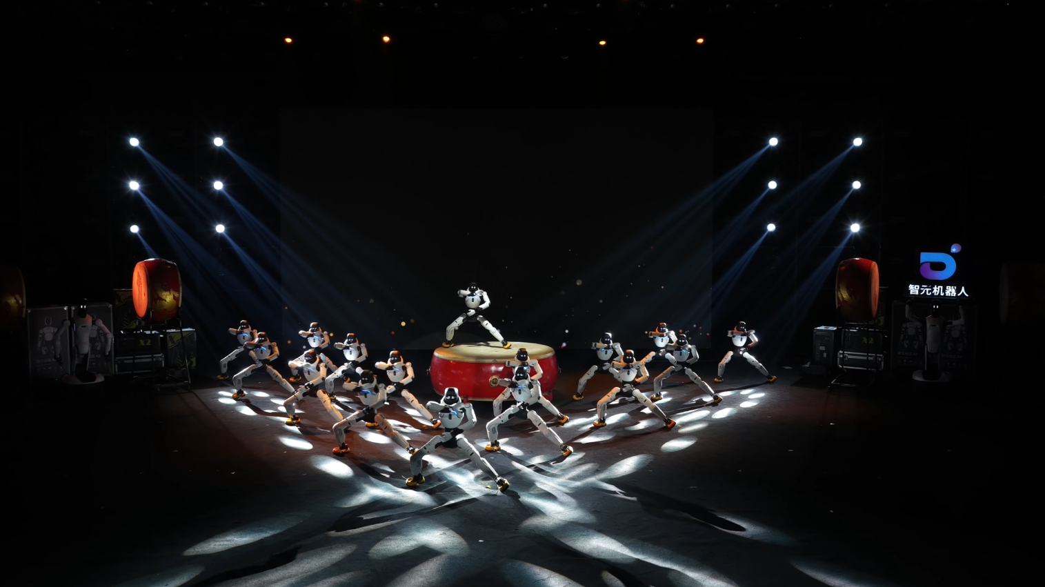Robot hình người làm MC, khoe vũ đạo chuyên nghiệp trên sân khấu lớn - 2