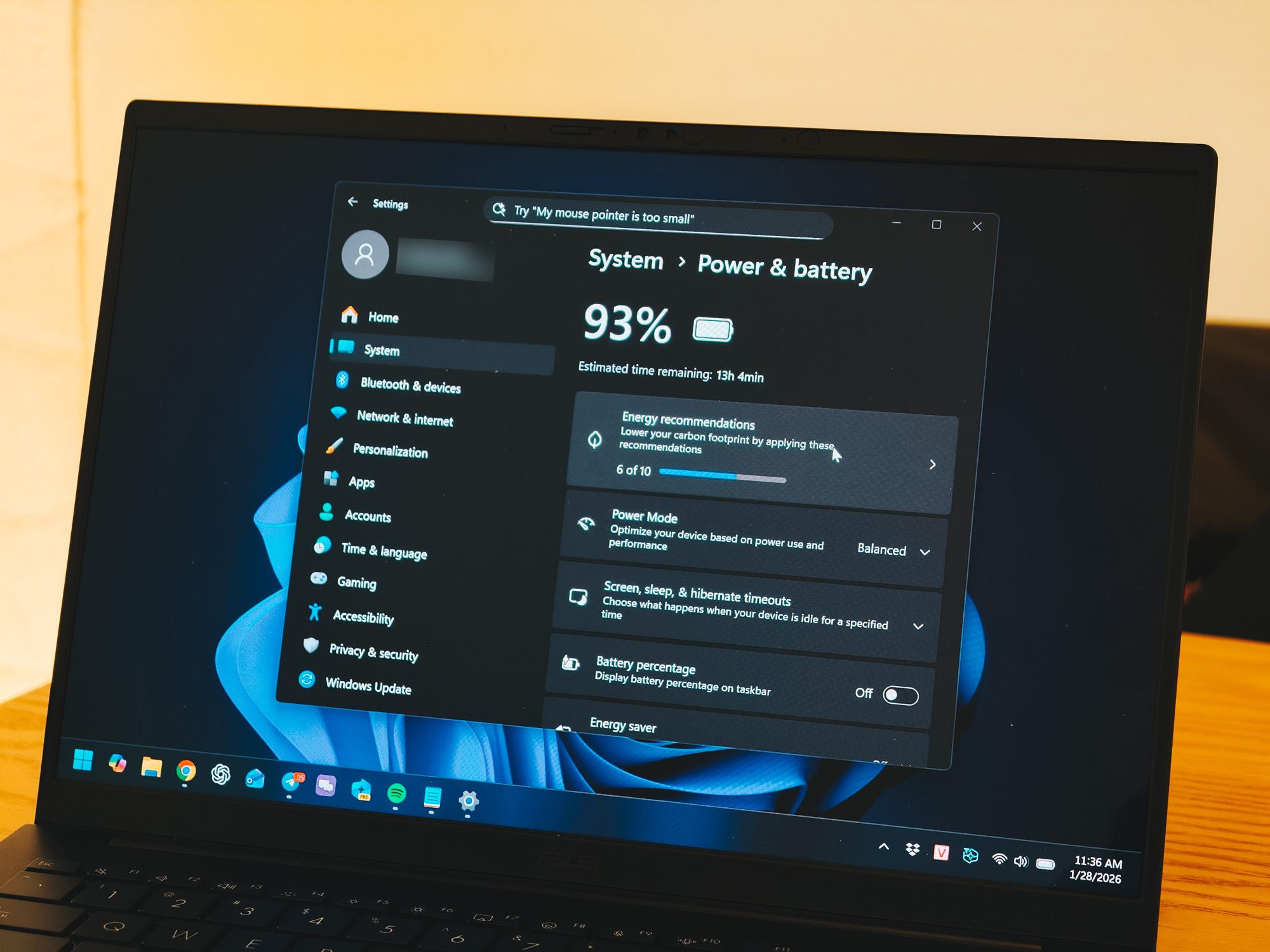 Windows báo thời lượng sử dụng là khoảng 13 giờ khi máy còn 93% pin.