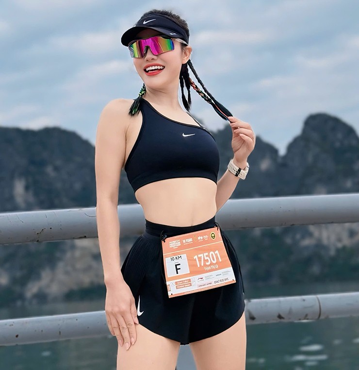 Người đẹp tập luyện thể thao trong kỳ nghỉ lễ hay khi đi du lịch