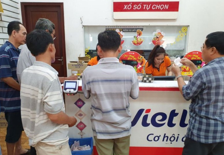 Nhân viên tại các điểm bán vé số Vietlott bận rộn hơn trong những ngày cuối năm, vì nhu cầu mua vé số lì xì Tết. (Ảnh minh họa)
