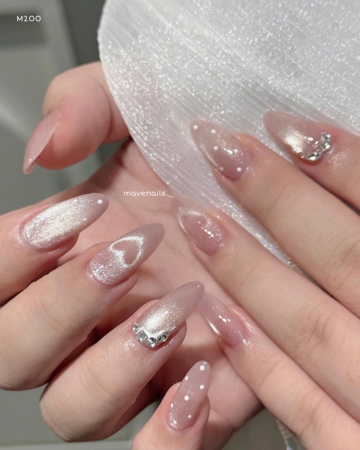 Móng màu nude, màu trung tính kết hợp với hiệu ứng mắt mèo, tráng gương hay phủ nhũ... có ưu điểm không quá nổi bật, không bị lộ khi móng mọc dài đồng thời vẫn đảm bảo yếu tố thanh lịch, tinh tế.