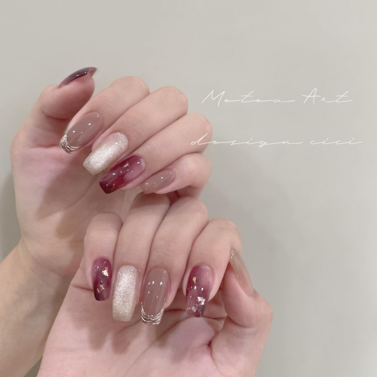 Kết hợp các gam màu trung tính, màu ombre cùng phụ kiện ánh kim như đá, xà cừ,... giúp bàn tay thêm sáng, có điểm nhấn hơn.