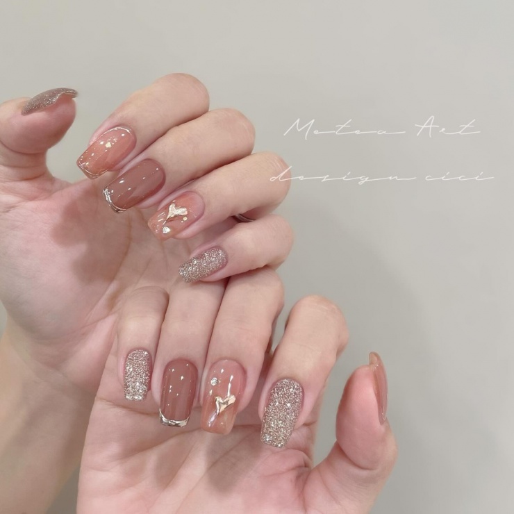 Thay vì gắn họa tiết tất cả các ngón, bạn có thể tạo điểm nhấn ở 1-3 móng để tổng thể không rối mắt.