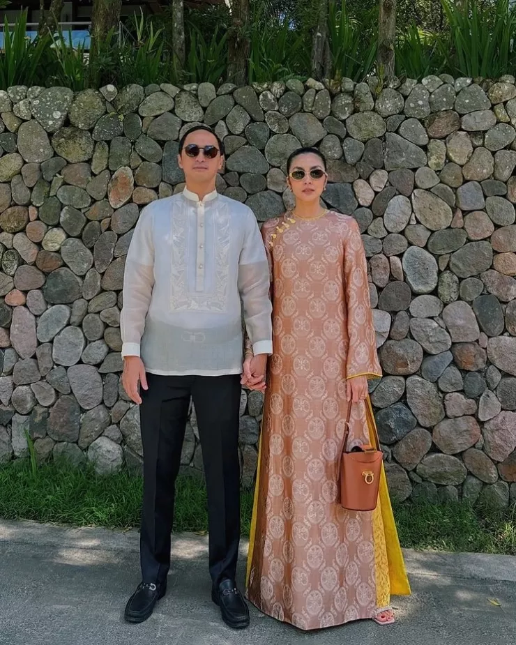 Sau 13 năm kết hôn, Tăng Thanh Hà và Louis Nguyễn giữ thói quen mặc đồng điệu khi sánh đôi. Bên cạnh ông xã, 'ngọc nữ màn ảnh' thích diện áo dài dáng suông chất liệu tơ tằm, tạo phong cách đằm thắm.