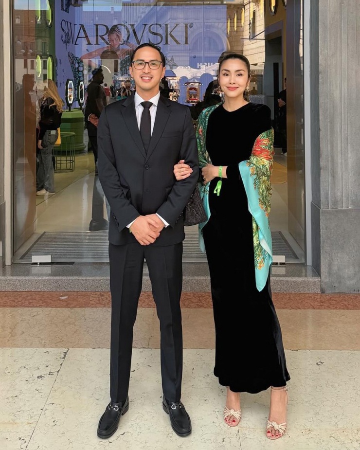 Mỗi khi đi sự kiện, cặp vợ chồng luôn chọn quần áo đồng điệu về phom dáng, màu sắc, thậm chí cùng thương hiệu để thể hiện sự gắn kết.