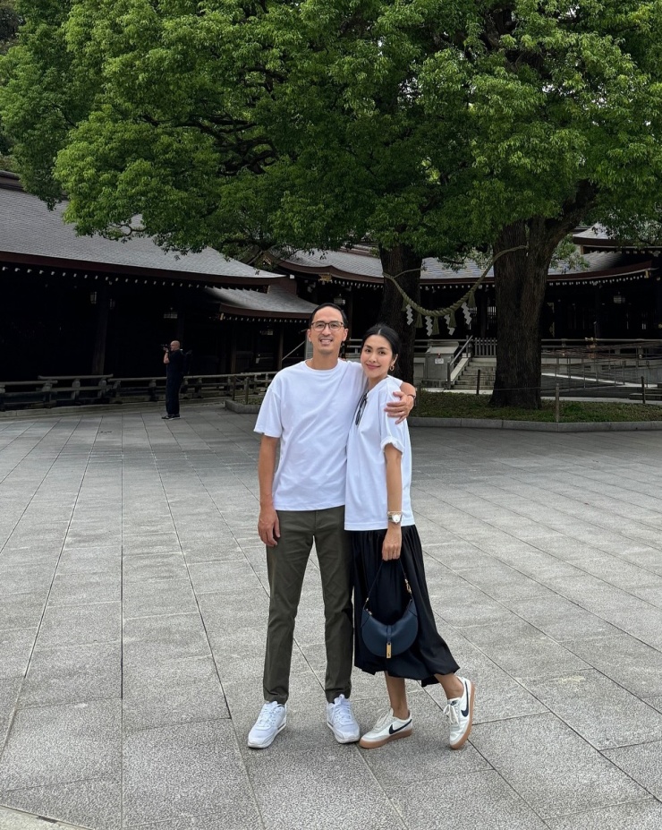 Con trai và con dâu 'vua hàng hiệu' Johnathan Hạnh Nguyễn được nhiều khán giả khen 'đẹp đôi quá' khi mix áo thun trắng basic đi Nhật Bản.