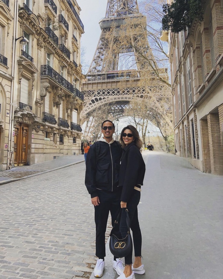 Trang phục tông đen phối giày trắng được họ lựa chọn khi đi chơi Paris.