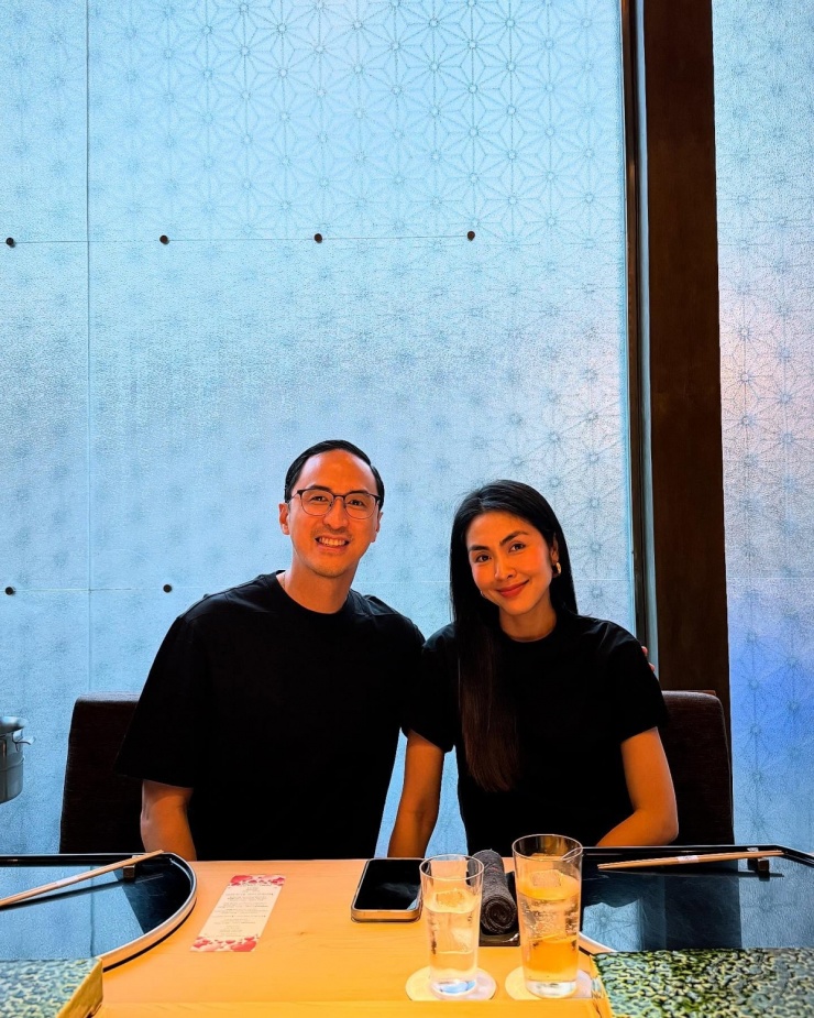 Hơn một thập kỷ bên nhau, Tăng Thanh Hà và Louis Nguyễn giữ lửa hôn nhân bằng những buổi ăn uống, hẹn hò. Họ tận hưởng khoảnh khắc lãng mạn bên nhau cùng quần áo ăn ý.