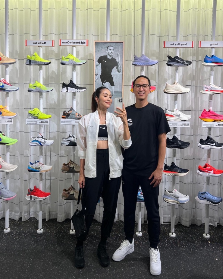 Khi đi mua sắm, cả hai cùng chọn đồ phong cách sporty khỏe khoắn.