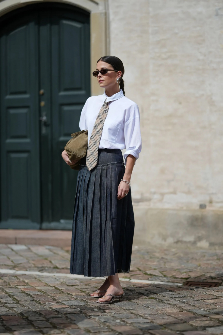 Cách phối đồ với chân váy denim dài theo xu hướng dự đoán hot nhất năm 2026 - 2