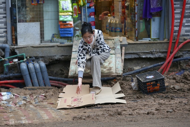 Người dân lội bùn, bắc ván vào nhà trên đường Nguyễn Tuân - 4