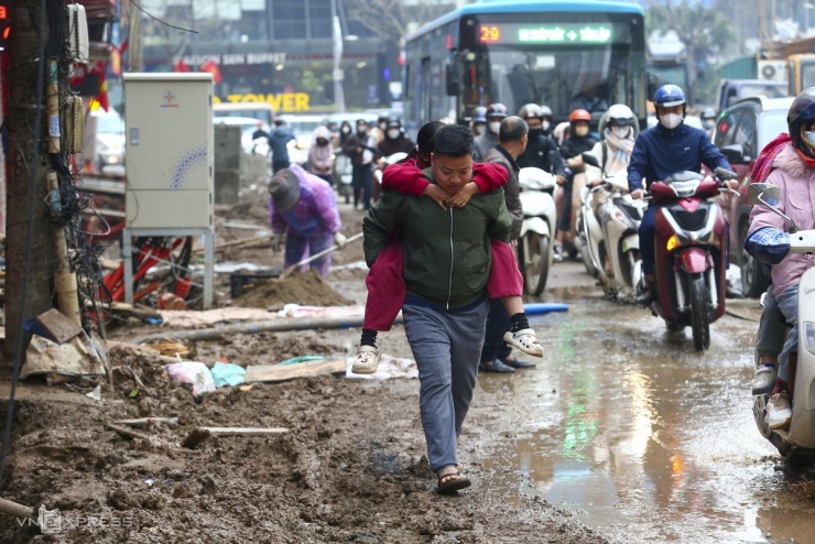 Người dân lội bùn, bắc ván vào nhà trên đường Nguyễn Tuân - 3