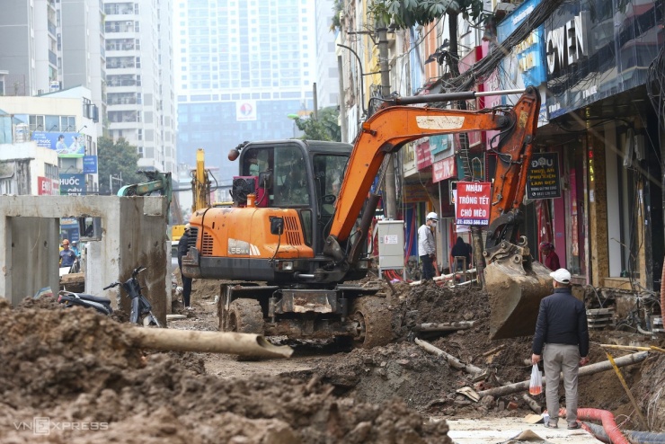 Người dân lội bùn, bắc ván vào nhà trên đường Nguyễn Tuân - 2