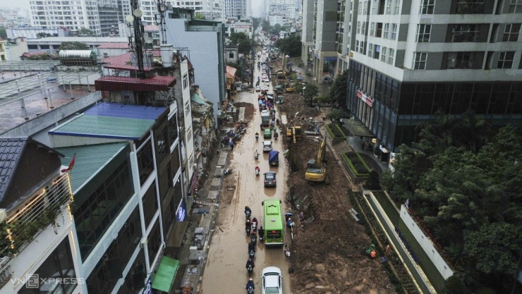 Người dân lội bùn, bắc ván vào nhà trên đường Nguyễn Tuân - 1