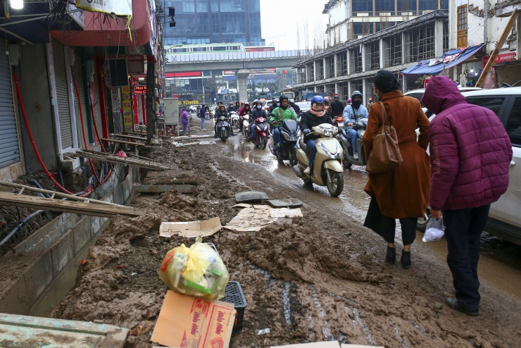 Người dân lội bùn, bắc ván vào nhà trên đường Nguyễn Tuân - 7