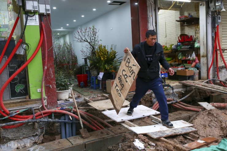 Người dân lội bùn, bắc ván vào nhà trên đường Nguyễn Tuân - 9